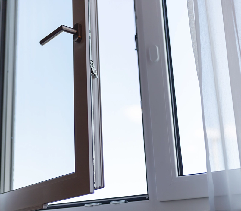 Ventana de aluminio entreabierta.